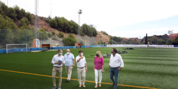 Marbella ultima la sustitución del césped artificial del campo de fútbol 1 de Arroyo Primero