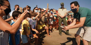 El presidente de la Junta, Juanma Moreno, participa en la suelta en el mar de las tortugas bobas