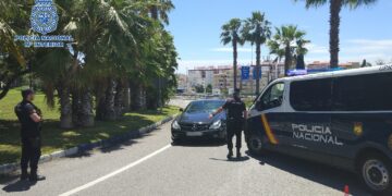 Dos detenidos en Marbella tras embestir a una furgoneta de la UPR al saltarse un control