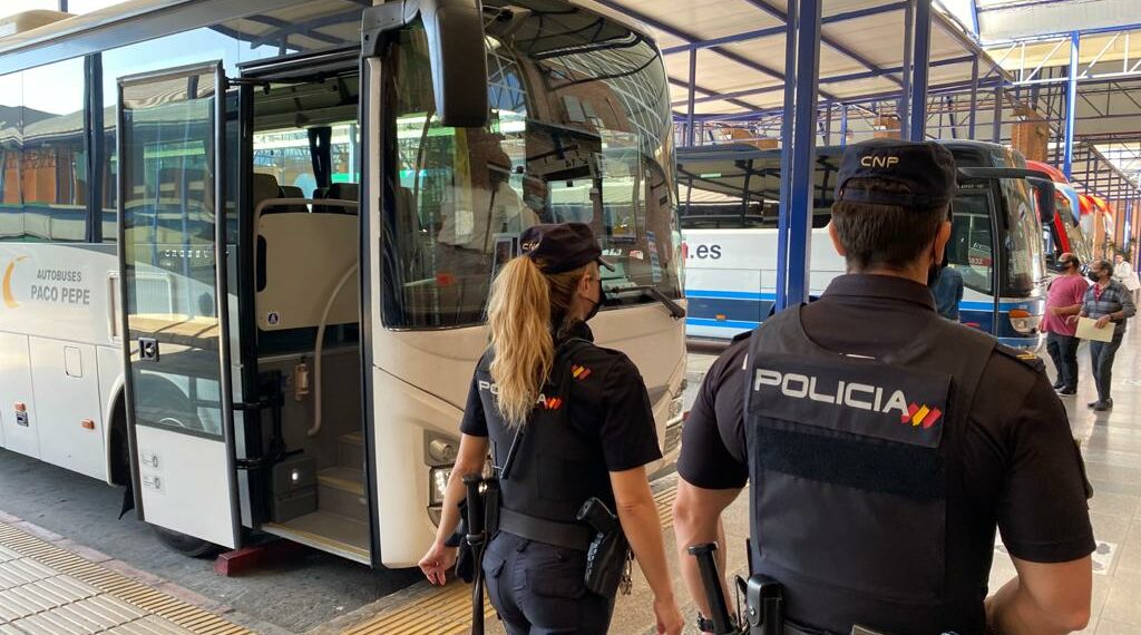 Detenidos dos jóvenes por el asalto a un hombre al que se ofrecieron a acompañar a una parada de bus