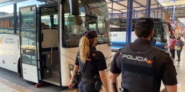 Detenidos dos jóvenes por el asalto a un hombre al que se ofrecieron a acompañar a una parada de bus