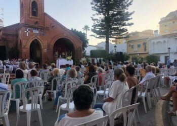 Los vecinos de Sabinillas y turistas disfrutan del día de San Luís