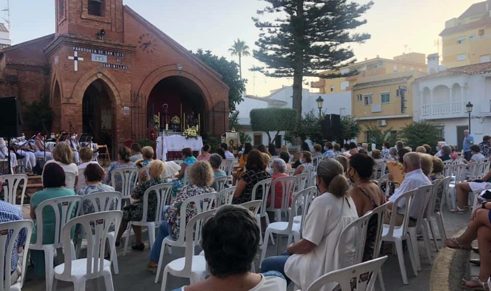Los vecinos de Sabinillas y turistas disfrutan del día de San Luís