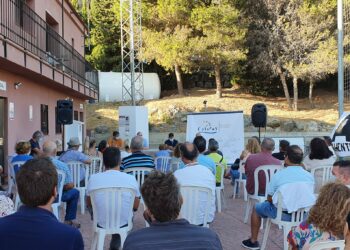 Más de 70 vecinos acuden a la reunión informativa sobre los proyectos de energías renovables en el municipio