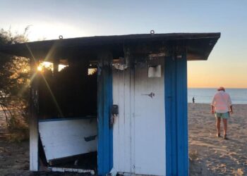 Vándalos destrozan los aseos de la playa de La Noria en Sabinillas