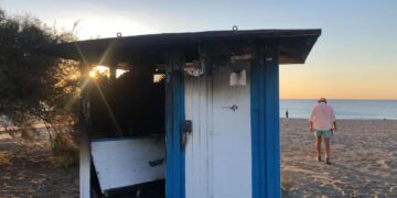 Vándalos destrozan los aseos de la playa de La Noria en Sabinillas