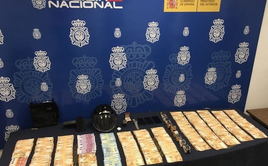 Tres detenidos en Málaga por robar 130.000 euros a un hombre al que maniataron en su casa