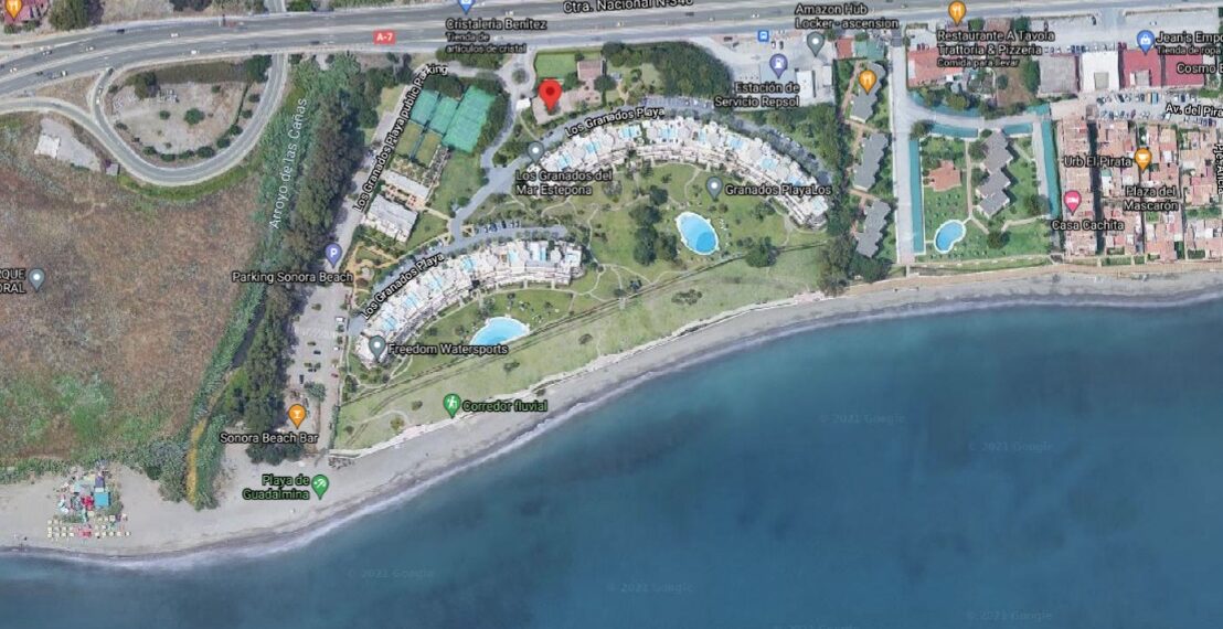 Hidralia trabaja en una importante avería junto a la playa de Los Granados