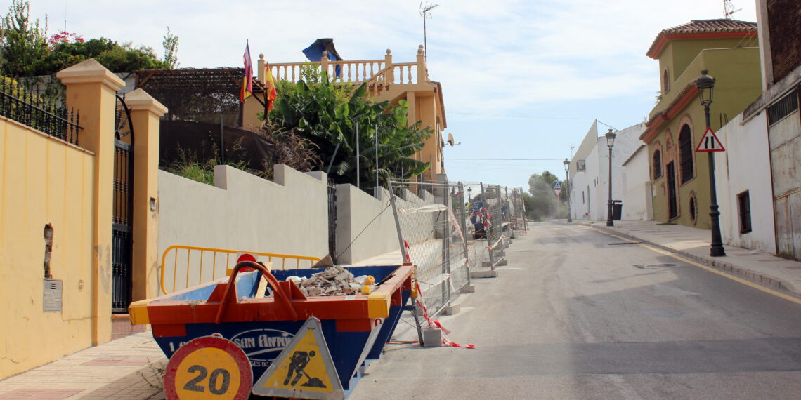 Estepona ultima las obras de ensanche de la calle Juan Benítez para mayor fluidez del tráfico en la ronda norte