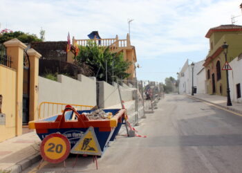 Estepona ultima las obras de ensanche de la calle Juan Benítez para mayor fluidez del tráfico en la ronda norte