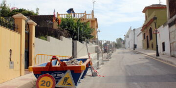 Estepona ultima las obras de ensanche de la calle Juan Benítez para mayor fluidez del tráfico en la ronda norte