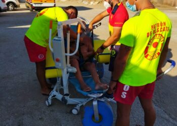 El servicio de baño adaptado de Marbella incorpora una grúa