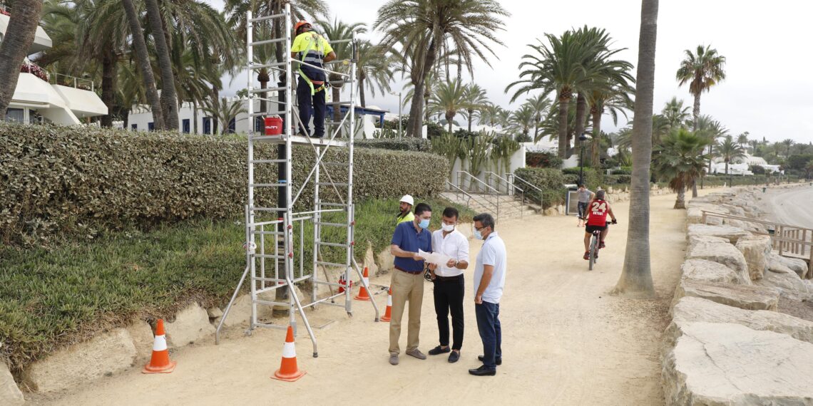 Marbella renueva más de medio millar de puntos de luz del Paseo Marítimo