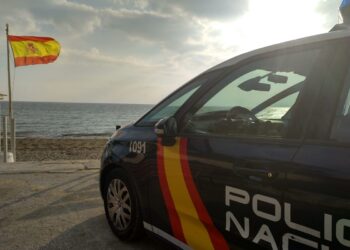 Rescatan a un hombre en una playa de Estepona tras ser arrastrado 200 metros mar adentro