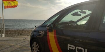 Rescatan a un hombre en una playa de Estepona tras ser arrastrado 200 metros mar adentro