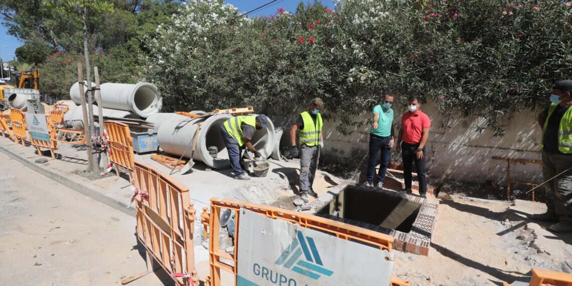 Levantan un muro en la Avenida Buchinguer de Marbella para evitar inundaciones