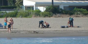 Dos detenidos cuando transportaban fardos de hachís en la playa del Saladillo