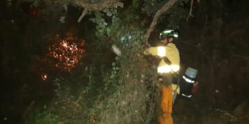 Bomberos extinguen un incendio esta madrugada entre Marbella y Ojén