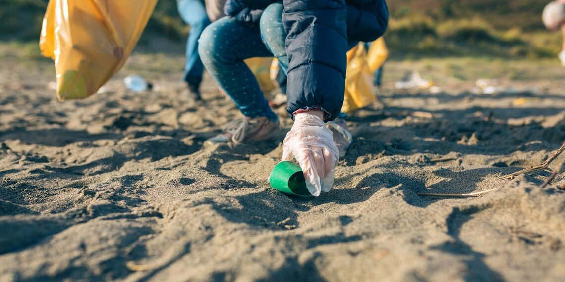 Organizan una limpieza popular en las playas de Manilva