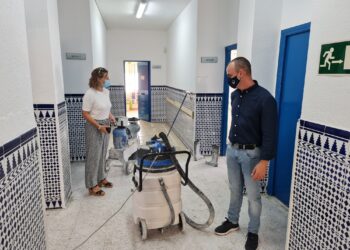 Puesta a punto las instalaciones del colegio de Sabinillas de cara al nuevo curso escolar