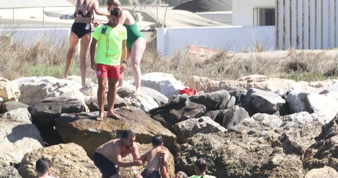 Socorristas de Marbella rescatan a ocho bañistas en una zona rocosa en Cabopino