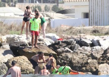 Socorristas de Marbella rescatan a ocho bañistas en una zona rocosa en Cabopino