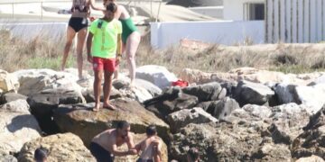 Socorristas de Marbella rescatan a ocho bañistas en una zona rocosa en Cabopino