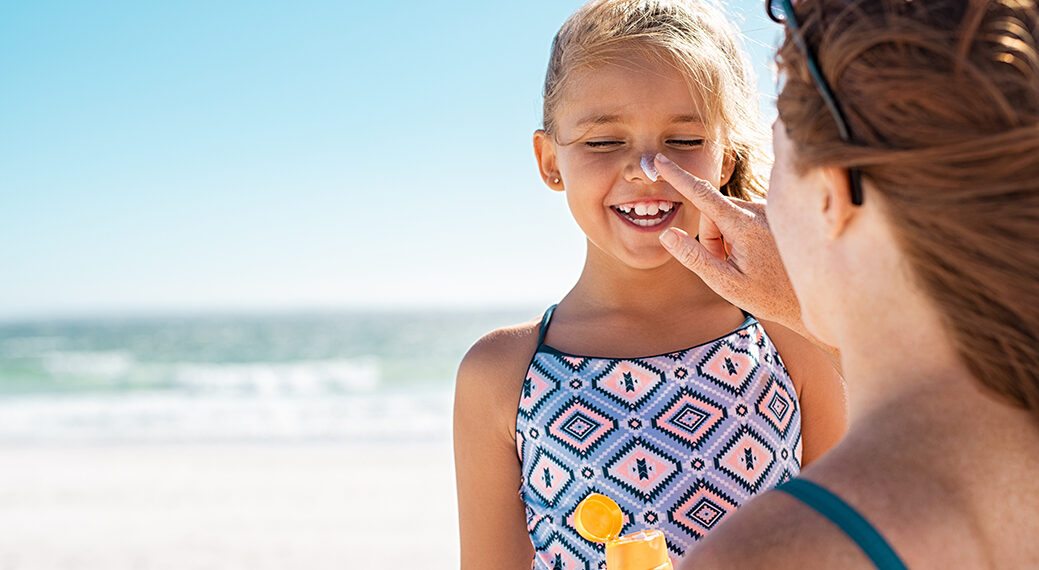 Elaboran una guía con recomendaciones para proteger a los niños de la radiación solar