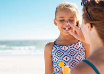 Elaboran una guía con recomendaciones para proteger a los niños de la radiación solar