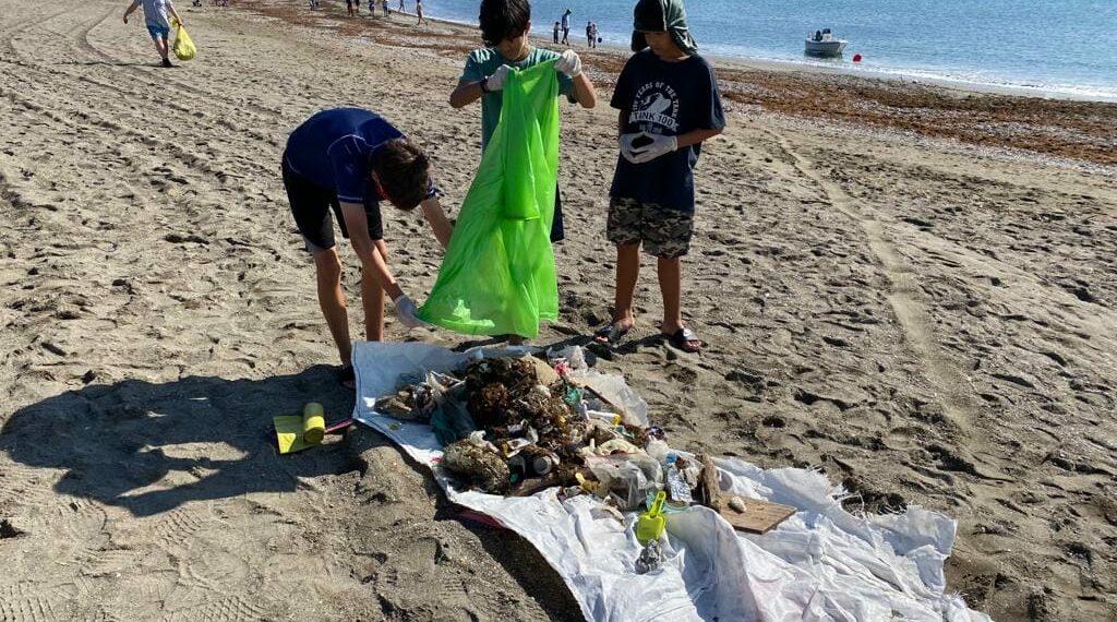La limpieza de fondos marinos y playas recoge 200 kilos de residuos