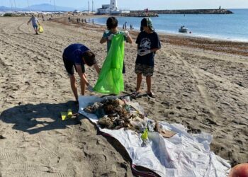 La limpieza de fondos marinos y playas recoge 200 kilos de residuos
