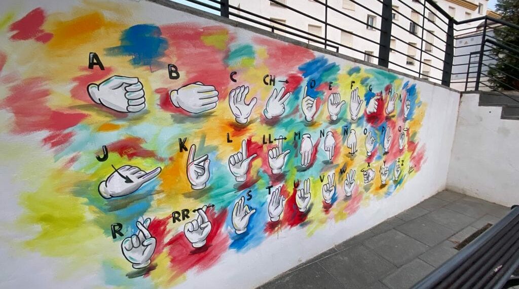 La Plaza de la Vendimia de Manilva estrena un mural interactivo