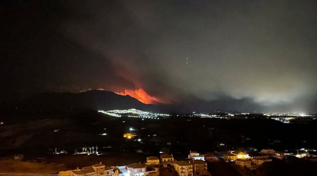 Continúa activo el incendio que cerca Estepona y que ya ha obligado a evacuar a 400 personas