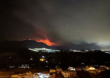 Continúa activo el incendio que cerca Estepona y que ya ha obligado a evacuar a 400 personas