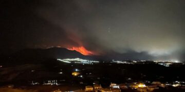 Continúa activo el incendio que cerca Estepona y que ya ha obligado a evacuar a 400 personas