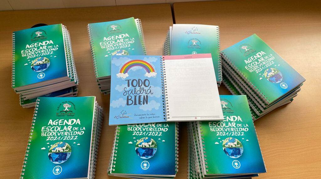 Casares reparte agendas escolares en los dos centros educativos