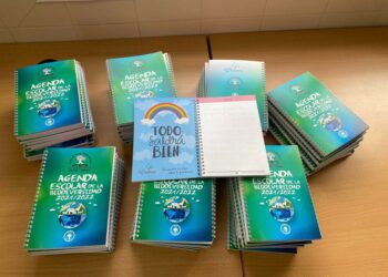 Casares reparte agendas escolares en los dos centros educativos