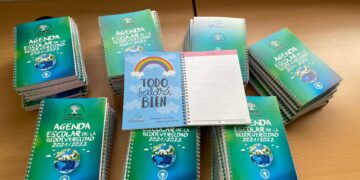 Casares reparte agendas escolares en los dos centros educativos