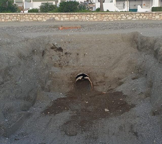 Manilva abre los desagües de las playas ante la posibilidad de lluvias
