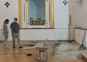 Comienzan la renovación de la solería de la Iglesia de la Encarnación en Casares