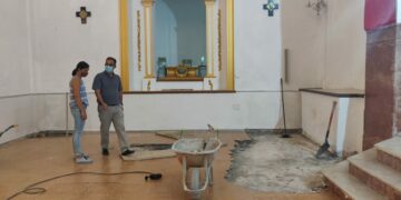 Comienzan la renovación de la solería de la Iglesia de la Encarnación en Casares