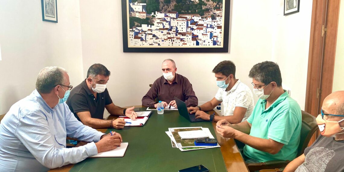 Casares se une a la manifestación contra la instalación masiva y sin planificación de plantas de renovables