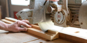 Casares trabaja en una nueva convocatoria de becas para formación en carpintería