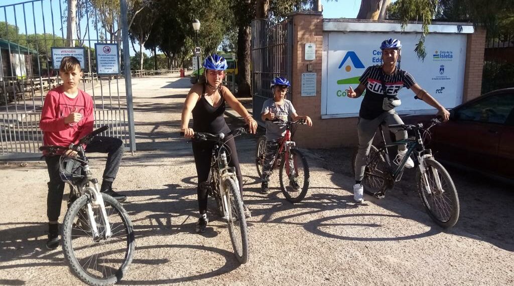 Familias usuarios del Punto Limpio de Manilva visitan el Centro Medioambiental de Coto de La Isleta