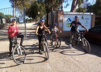 Familias usuarios del Punto Limpio de Manilva visitan el Centro Medioambiental de Coto de La Isleta