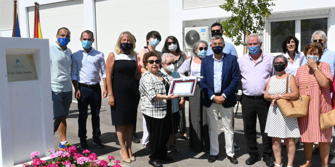 Marbella reconoce la trayectoria de la maestra Juana Rivera Muñoz, ‘Doña Juanita’