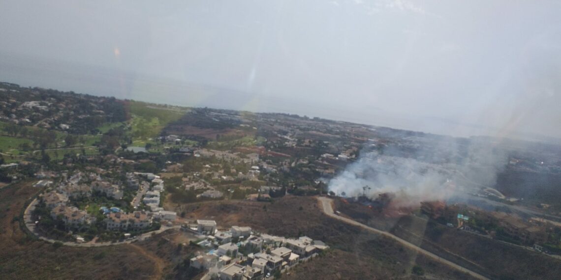 Declarado un incendio cercano a una urbanización de Benahavís