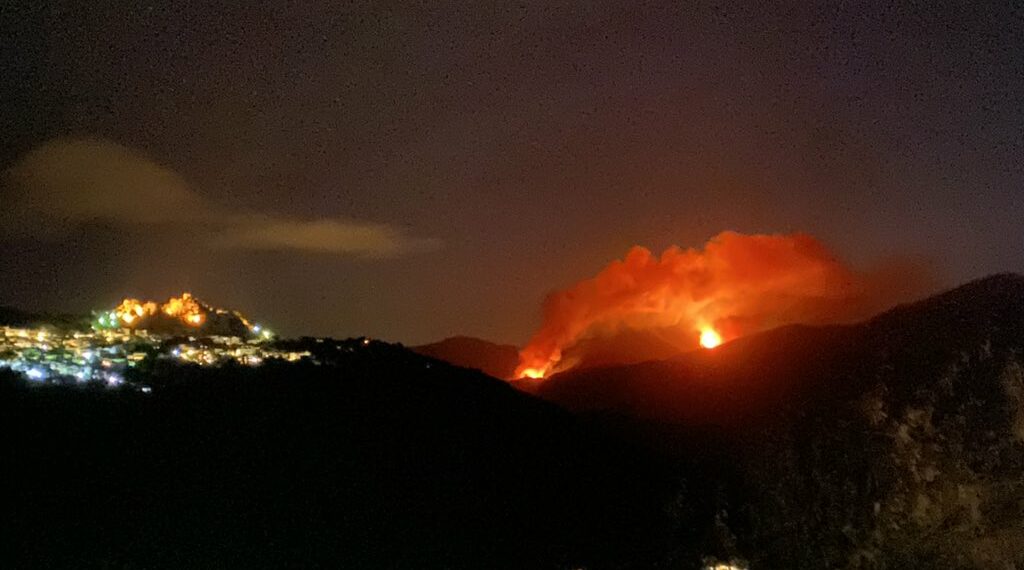 Varios incendios forestales azotan Sierra Bermeja en pocos minutos