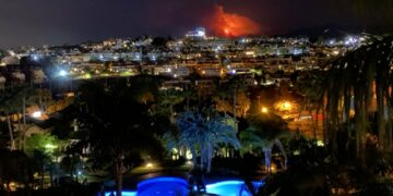 Las llamas se acercan a Estepona y obligan a cortar la carretera de Los Reales