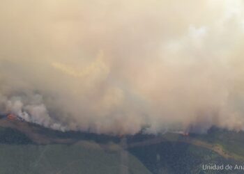 El empeoramiento de las condiciones obliga a retirar a todos los bomberos terrestres